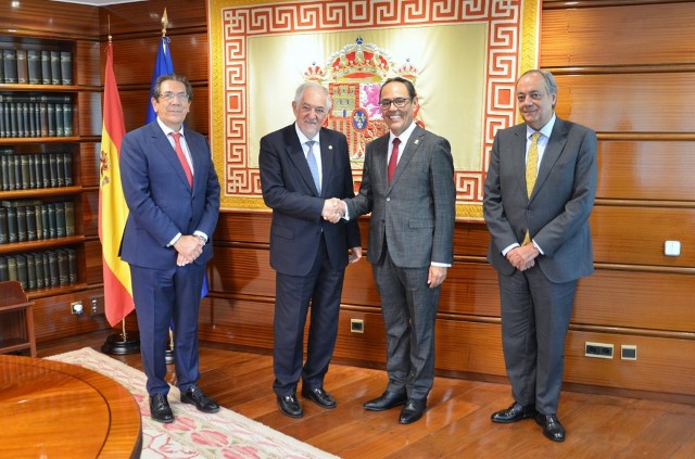 Visita institucional de un magistrado del TC de Perú al Tribunal Constitucional